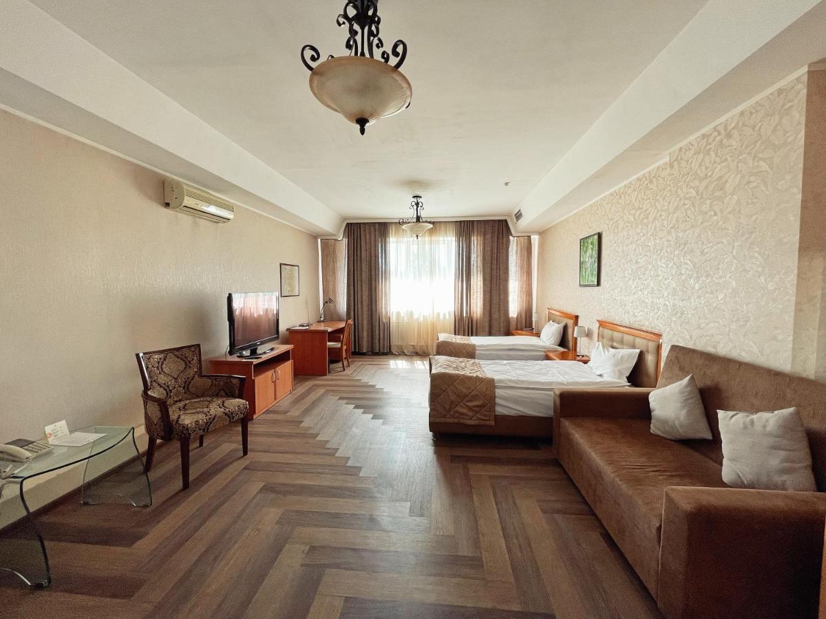 Golden Dragon Hotel Biskek Kültér fotó
