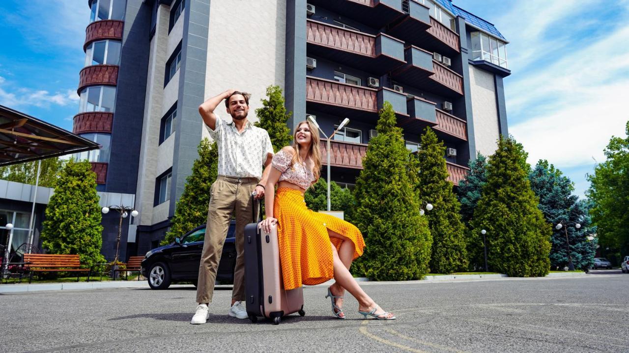 Golden Dragon Hotel Biskek Kültér fotó