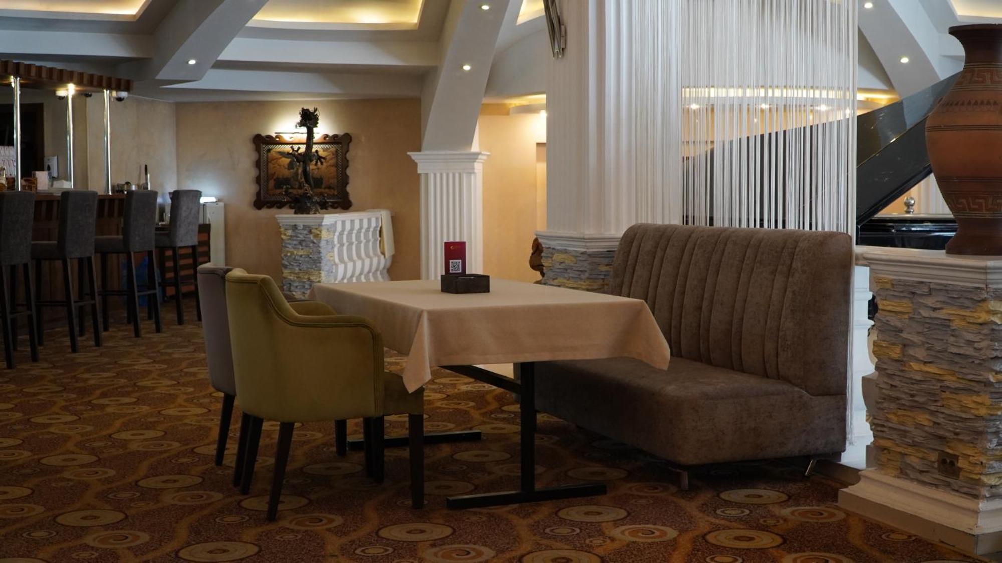 Golden Dragon Hotel Biskek Kültér fotó