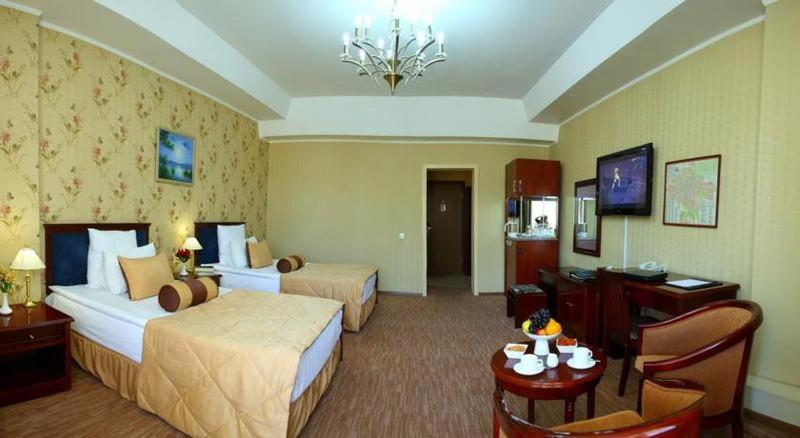 Golden Dragon Hotel Biskek Szoba fotó