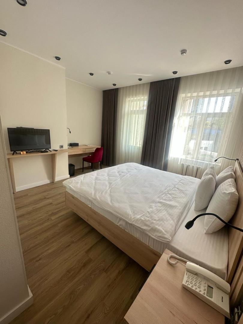Golden Dragon Hotel Biskek Kültér fotó
